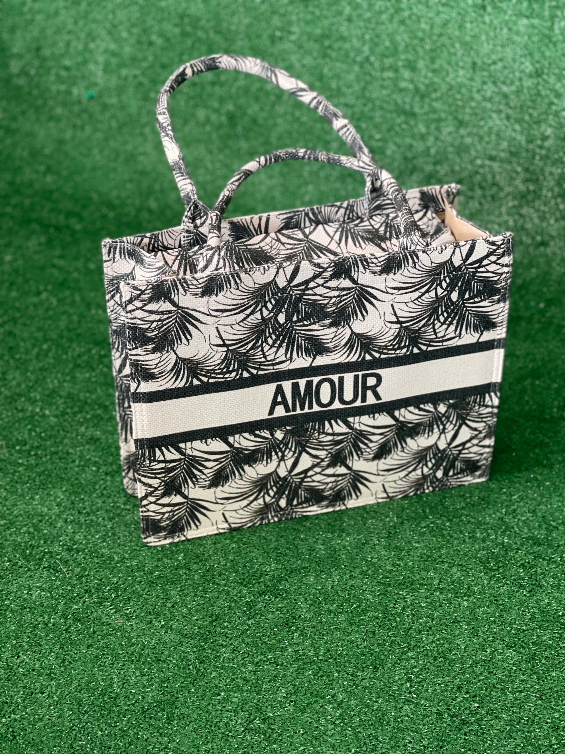 AMOUR TOTE BLACK  AND WHITE PURSE - Tammie's Kollection