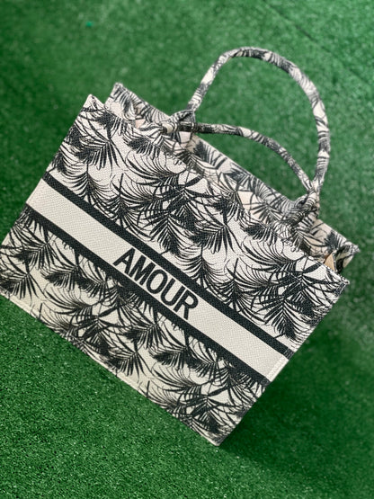 AMOUR TOTE BLACK  AND WHITE PURSE - Tammie's Kollection